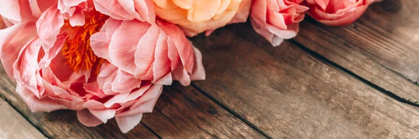 Stelletje roze pioenrozen en rozen — Stockfoto