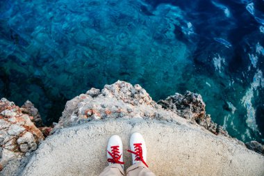 Palma ve turist ayaklarındaki gök mavisi sular