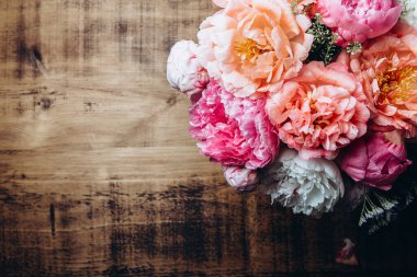 İnanılmaz Taze pembe şakayıklar