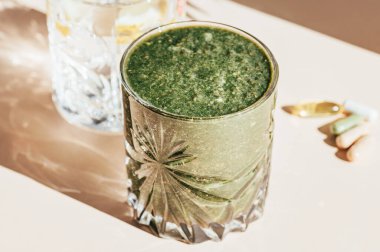 Yeşil Smoothie, Limonlu Su ve Vitaminler