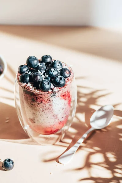 新鮮なブルーベリーとガラスの健康的なチアシプディング — ストック写真