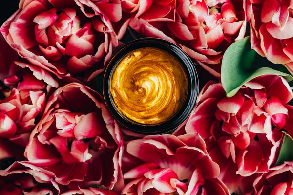 Maschera Trendy Gold in vaso — Foto Stock
