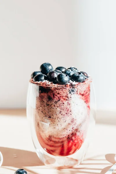 Friska chiapudding i ett glas med färska blåbär — Stockfoto