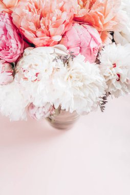 İnanılmaz Taze pembe şakayıklar