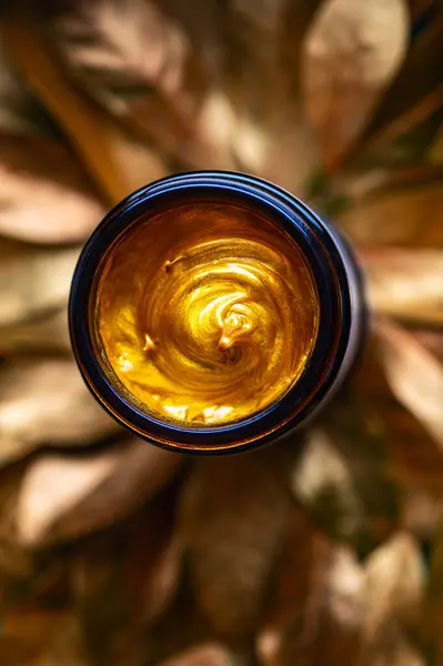 Módní zlatá maska ve sklenici — Stock fotografie