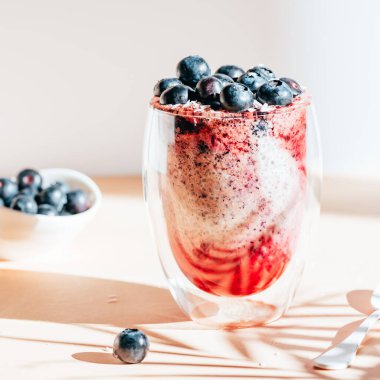 Taze yaban mersinli sağlıklı chia pudingi.
