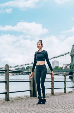 Kadın şehir bölgesinde koşuyor.