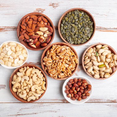 Tahta kaselerde farklı fındıklar.