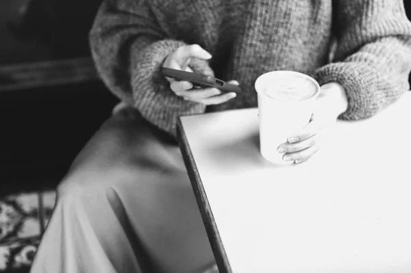 Jovem senhora está bebendo café no café — Fotografia de Stock