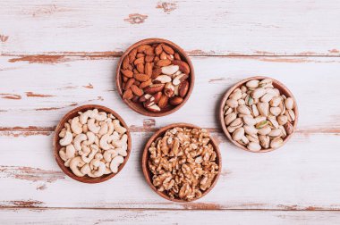 Tahta kaselerde farklı fındıklar.