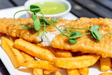 Bezelyeli balık ve patates kızartması