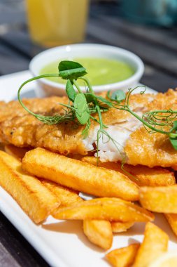 Bezelyeli balık ve patates kızartması