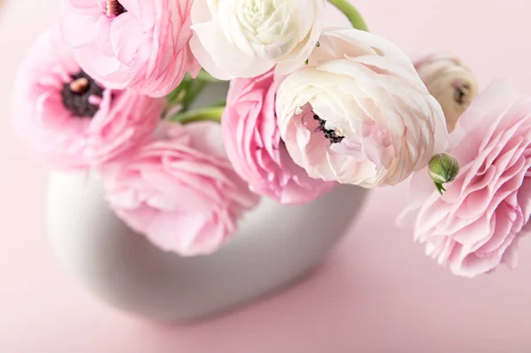 Tender ranunculus blommor i keramiska vas — Stockfoto