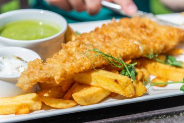 Bezelyeli balık ve patates kızartması