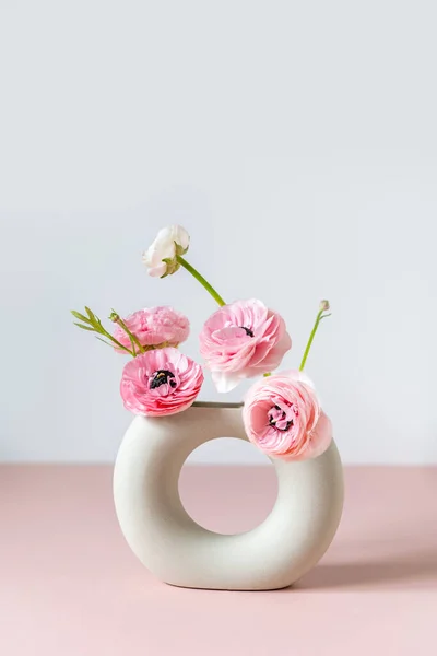 Нежные цветки в керамической вазе — стоковое фото