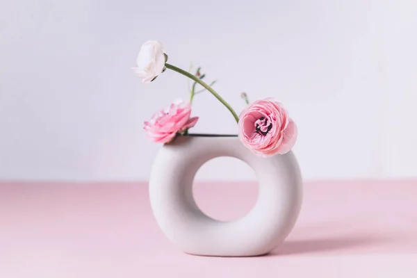 Flores de ranúnculo macio em vaso cerâmico — Fotografia de Stock