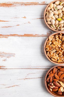 Tahta kaselerde farklı fındıklar.