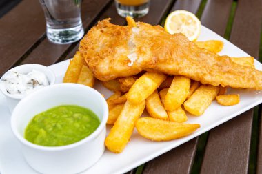 Bezelyeli balık ve patates kızartması