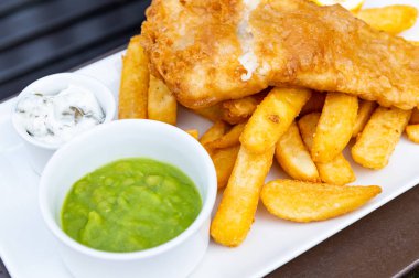 Bezelyeli balık ve patates kızartması