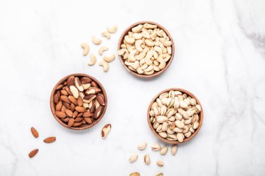 Tahta kaselerde fındık ve fıstık.