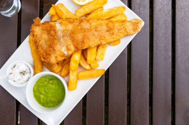 Bezelyeli balık ve patates kızartması