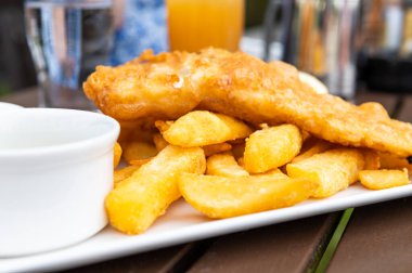 Bezelyeli balık ve patates kızartması