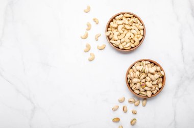 Tahta kaselerde fındık ve fıstık.