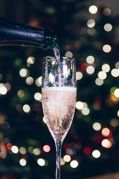 Kerstmis of Nieuwjaarsfeest met champagne — Stockfoto