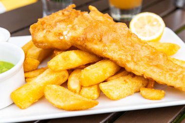 Bezelyeli balık ve patates kızartması
