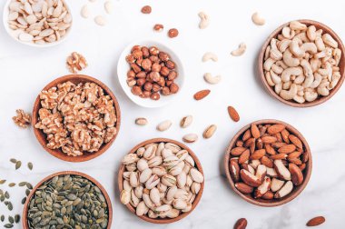 Tahta kaselerde farklı fındıklar.