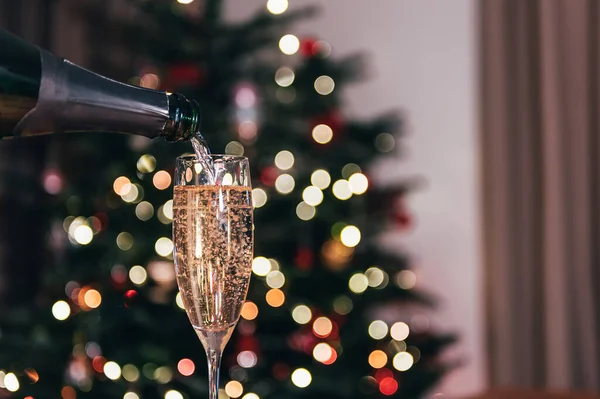 Kerstmis of Nieuwjaarsfeest met champagne — Stockfoto