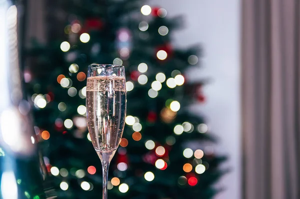 Weihnachts- oder Neujahrsparty mit Champagner — Stockfoto