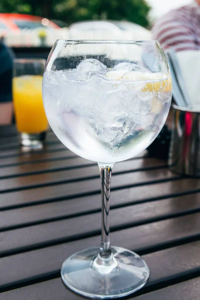 Gin z tonikiem z lodem w pubie — Zdjęcie stockowe