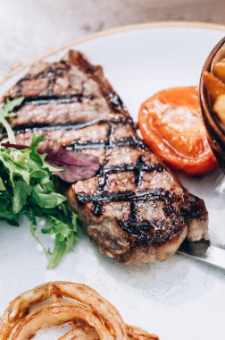 Biftek, birahanede akşam yemeği.