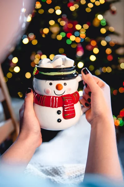 따뜻 한 카카오를 곁들인 Xmas 3d Snowman mug — 스톡 사진