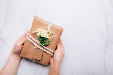 Kahverengi kağıda sarılmış çevre dostu hediye.