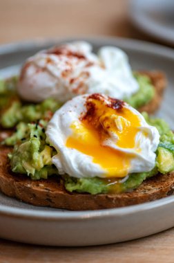 Tost ve haşlanmış yumurta.