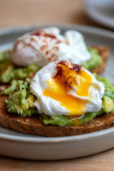 Tost ve haşlanmış yumurta.