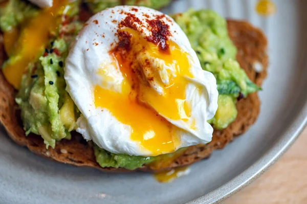 Tost ve haşlanmış yumurta.