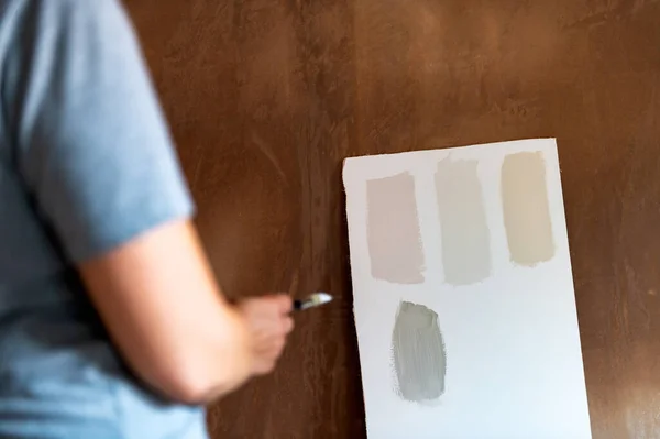 여성들은 페인트를칠 있습니다 선택하는 칠하는 과정을 배경으로 — 스톡 사진