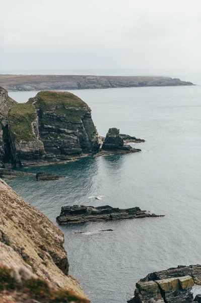 Útesy Poblíž South Stack Lighthouse Wales Anglesey Velká Británie Postaven — Stock fotografie