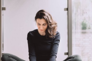 Yoga yapan genç kadın.