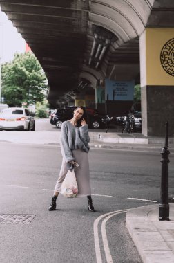 Londra sokaklarında genç bayan