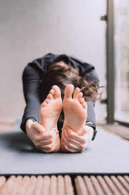 Yoga yapan genç kadın.