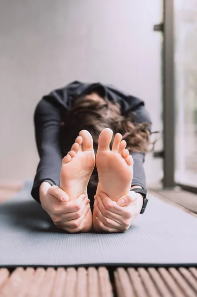 Mujer joven haciendo yoga — Foto de Stock