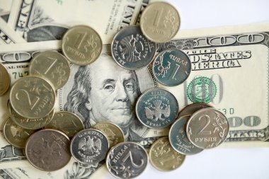 Rus ruble sikkeleri üzerinde banknot dolar