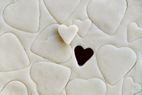 Att göra Cookies för St Alla hjärtans dag - degen och hjärtat formade C — Stockfoto