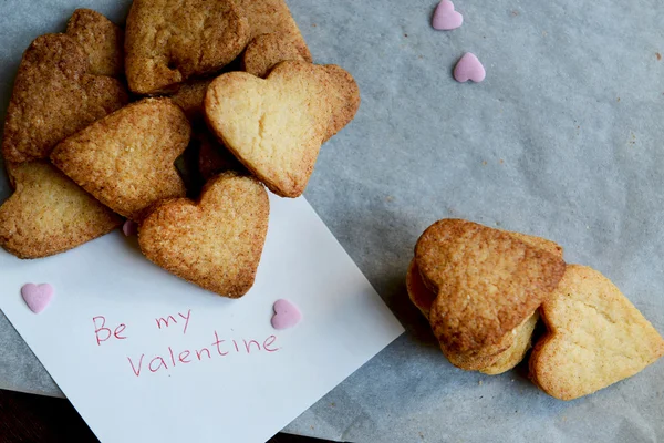 Soyez ma Valentine Note et mon lot de biscuits en forme de coeur — Photo