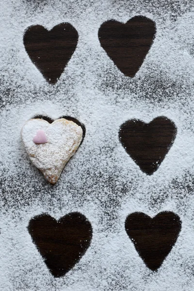 Hart gevormde Cookie bedekt met slagroom — Stockfoto