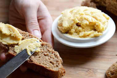 Kremsi humus yayılmış tam buğday ve çavdar ekmeği